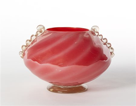Seguso (attribuito) Vaso in vetro incamiciato rosa a costolature spiraliformi...