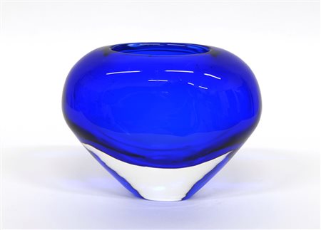 Stefano Toso (Venezia 1958) Vaso in vetro sommerso incolore e blu. Murano,...