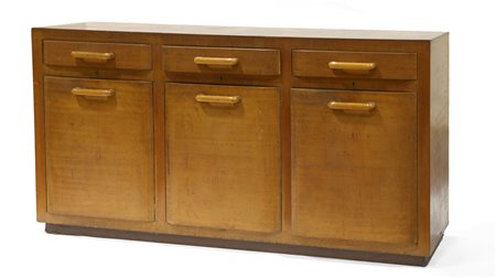 Credenza razionalista lastronata in legno, a tre cassetti in linea sottopiano...