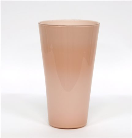 Manifattura di Murano. Vaso troncoconico in vetro incamiciato rosa. Anni 70...