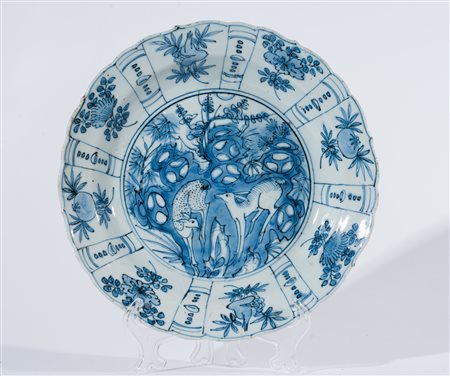 Arte Cinese Piatto in porcellana bianca e blu dipinto con rocce e cervi Cina,...