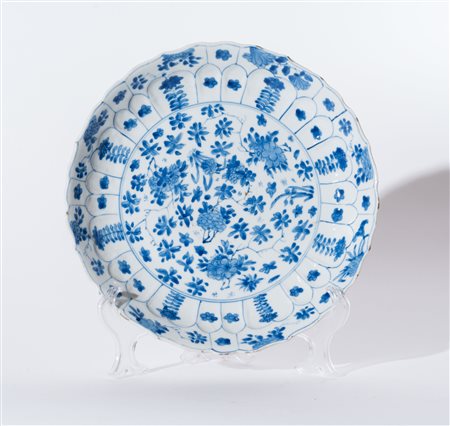 Arte Cinese Piatto in porcellana a decoro floreale bianco blu Cina, dinastia...