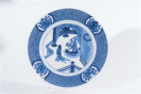 Arte Cinese Piatto in porcellana bianca e blu decorato con scena cortese...
