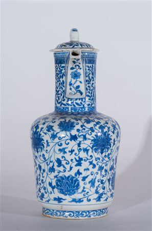Arte Cinese Brocca in porcellana bianca e blu con tappo Cina, dinastia Qing,...