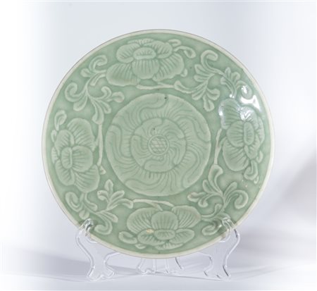 Arte Cinese Piatto in ceramica celadon Longquan inciso con peonie Cina,...