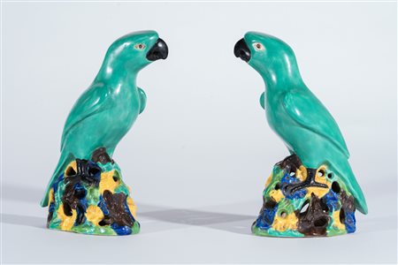 Arte Cinese Coppia di pappagalli su rocce in ceramica policroma Cina,...