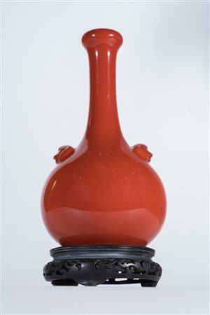 Arte Cinese Bottiglia in porcellana monocroma rosso corallo con finale a...