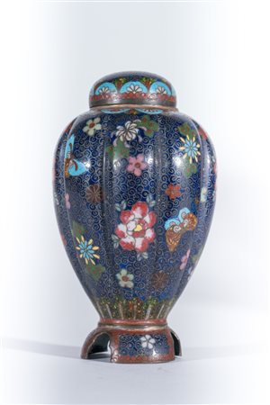 Arte Giapponese Piccolo vaso cloisonné con decoro floreale su sfondo nero...