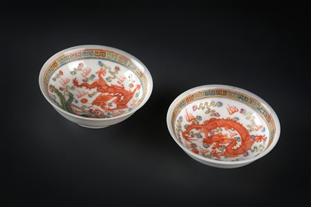 Arte Cinese Coppia di piattini smaltati con dragoni alla ricerca della perla...