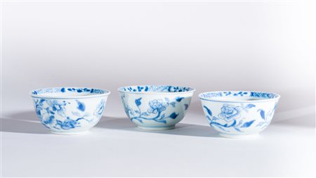 Arte Cinese Tre coppette in porcellana bianco blu a decoro floreale Cina,...