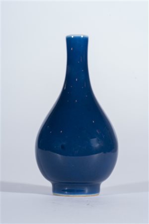 Arte Cinese Bottiglia in porcellana monocroma blu Cina, dinastia Qing, XVIII...