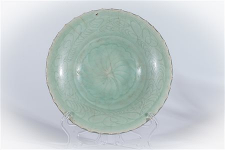 Arte Cinese Piatto celadon Longquan inciso con decoro floreale Cina, dinastia...