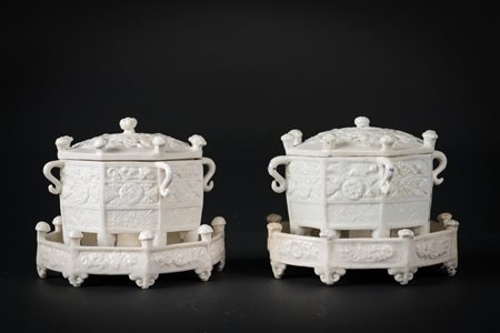Arte Cinese Coppia di incensieri "Marco Polo" in porcellana Dehua Cina,...
