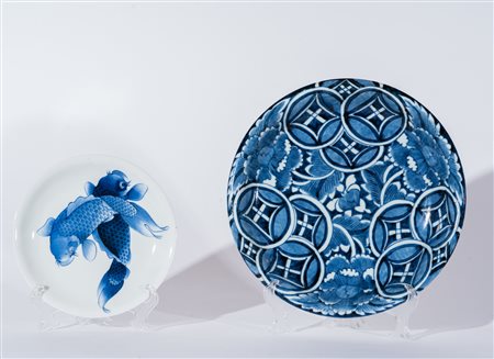 Arte Giapponese Due piatti in porcellana bianca e blu Giappone, XVIII - XIX...