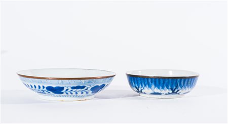 Arte Sud-Est Asiatico Due piatti in porcellana bianco blu Vietnam, XIX secolo...
