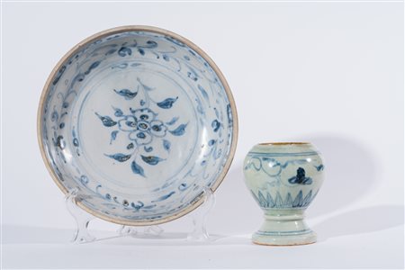 Arte Sud-Est Asiatico Piatto e vasetto in ceramica bianca e blu dipinti con...