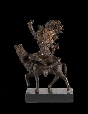 Arte Cinese Statua in bronzo scuro raffigurante Palden Lhamo Cina, seconda...