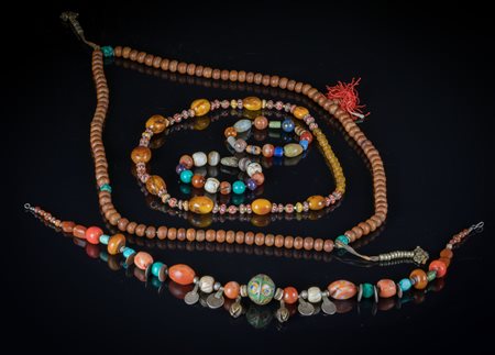 Arte Himalayana Lotto composto da tre collane e due bracciali epoche varie....