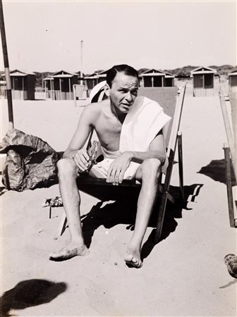COLUZZI GUGLIELMO (n. 1927) Frank Sinatra. Fotografia in bianco e nero. Cm...