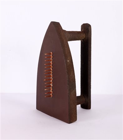 MAN RAY (1890 - 1976) Cadeau. Ferro. Cm 16,00 x 10,00 x 10,00. 3389/5000....