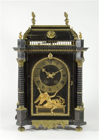 Grande orologio da tavolo in legno con applicazioni in metallo dorato. H. cm....