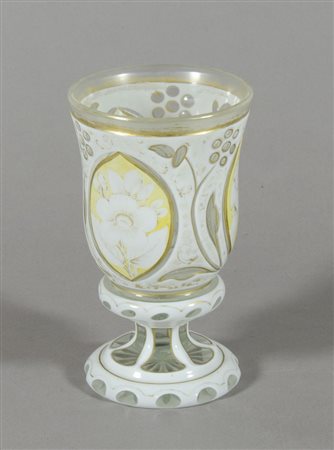 Bicchiere in cristallo di Boemia incamiciato bianco e giallo. H. cm. 14.