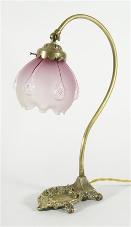 Lampada da comodino in ottone con vetro floreale. Epoca Liberty.