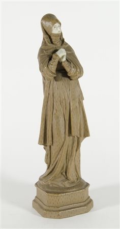 Scultura in bisquit dipinta raffigurante Madonna. H. cm. 36.