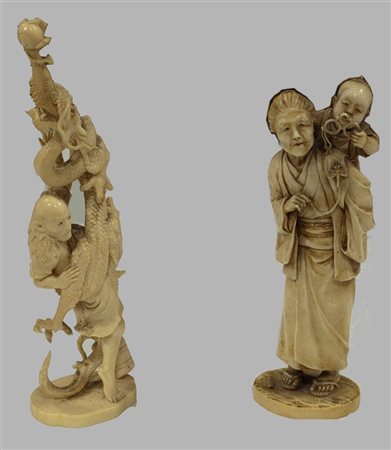 LOTTO DI DUE STATUINE IN AVORIO Lotto composto da due statuine orientali in...