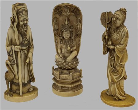 LOTTO DI TRE STATUINE IN AVORIO Lotto composto da tre statuine orientali in...