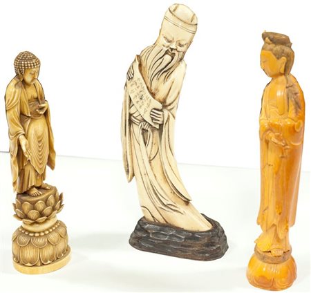 LOTTO DI TRE STATUINE IN AVORIO Lotto composto da tre statuine orientali in...