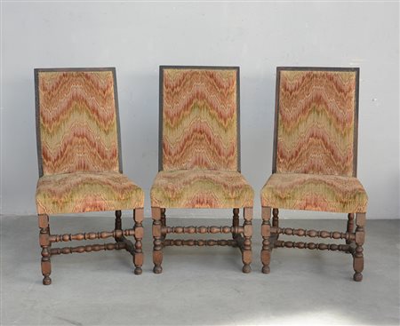 Gruppo di tre grandi sedie con gambe "a rocchetto" rivestite in tessuto a...