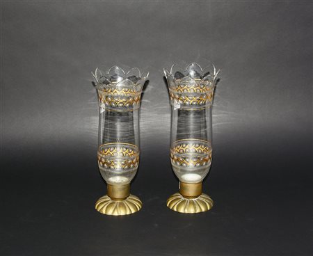 Coppia di candelieri con base in bronzo e campane in vetro, decorate a dorature