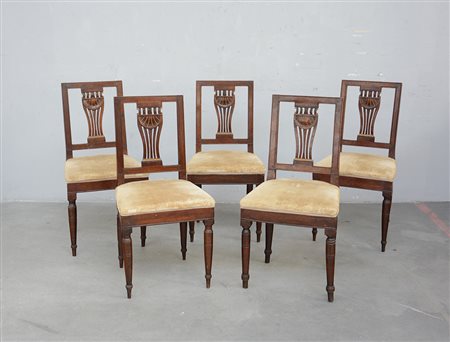 Gruppo di cinque sedie in noce con schienale di forma squadrata decorato a...