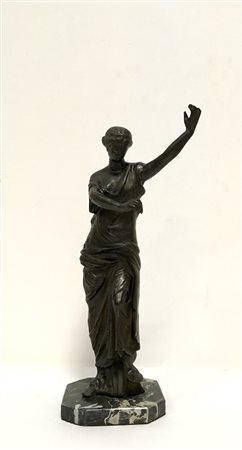 Scultura in bronzo brunito raffigurante una figura femminile ellenica su...