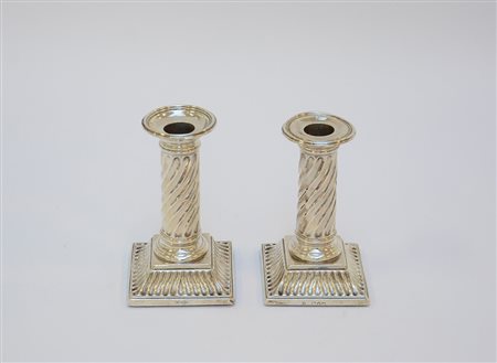 Due candelieri in argento a forma di colonna con scanalature tortili. Londra,...