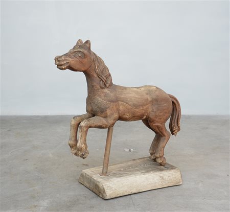 Cavallo da giostra in legno scolpito (h. cm 88) Poggiante su base di epoca...