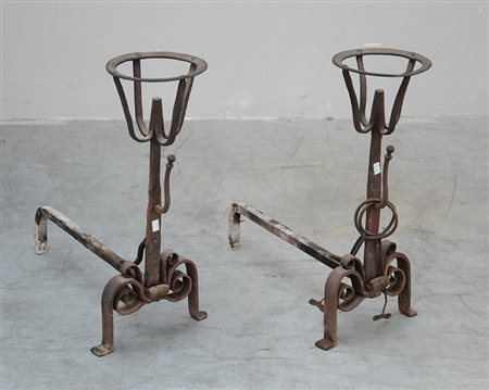 Coppia di antichi alari in ferro battuto sormontati da vasi (h. cm 55) (difetti)