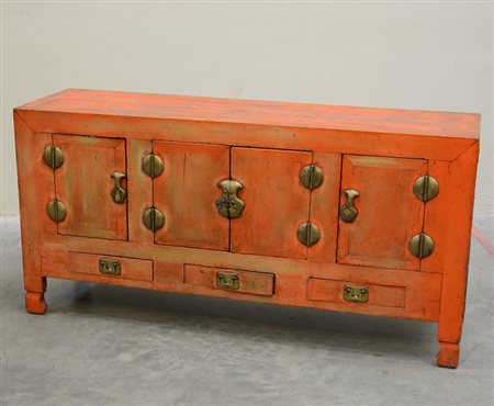 Credenza bassa il legno laccato rosso a quattro sportelli e tre cassetti con...