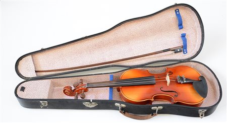 Violino ¾ di scuola cecoslovacca, 1910-20 c.Fondo in due pezzi con...