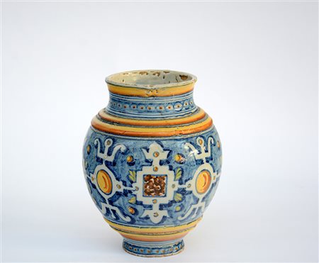 Vaso globulare in maiolica policroma, decoro continuo a geometrizzazioni blu,...