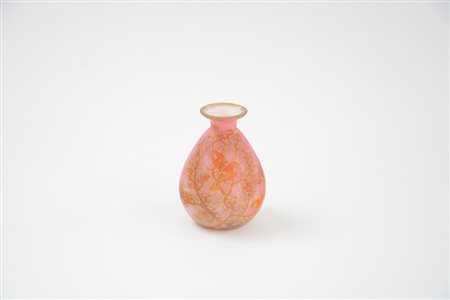 Piccolo vaso in vetro rosa incamiciato, decorato con uccelli su rami (h cm 11)