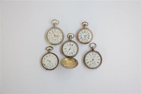 Lotto composto da cinque orologi da tasca in materiali ed epoche diverse...