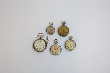 Lotto composto da cinque orologi da tasca in materiali ed epoche diverse...