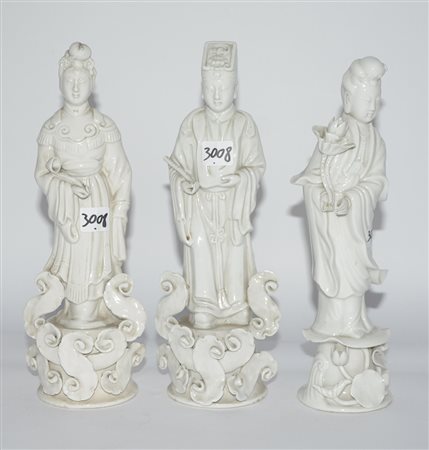 Lotto composto da tre statuette in porcellana Blanc de Chine raffiguranti...