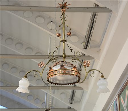 Lampadario a tre luci con struttura in rame e bronzo decorato a fiori e...