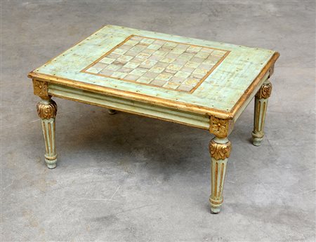 Tavolino da salotto in legno laccato verde e dorato con quattro gambe...