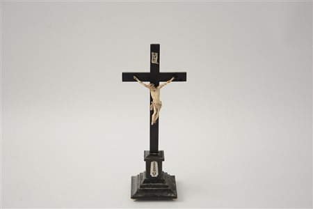 Arte del sec. XIX. "Cristo crocifisso" scultura in avorio con base ebanizzata...