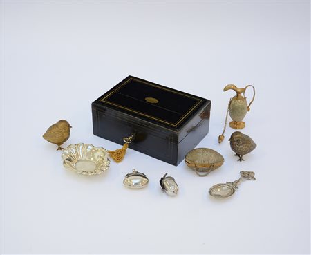 Scatola contenente oggetti vari (argento gr 60 ca.)