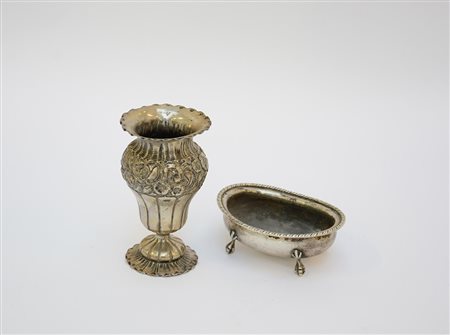 Lotto in argento composto da un vaso ed una alzatina (gr tot. 270 ca.) (difetti)